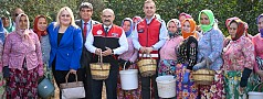AKIN, ALTINOVA MAHALLESİ’NDE GERÇEKLEŞTİRİLEN ZEYTİN HASADINA KATILDI