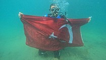 AKIN, GENÇLERLE BİRLİKTE 19 MAYIS RUHUNU DENİZ ALTINA TAŞIDI