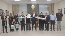 ULUSLARARASI MEBROBOT YARIŞMASI’NDA DÜNYA ZİRVESİNE YERLEŞEN GENÇLERDEN KAYMAKAM ODABAŞ’A ZİYARET