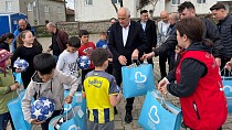 BAŞKAN AKIN’DAN KIRSALDAKİ ÇOCUKLARA 23 NİSAN HEDİYESİ