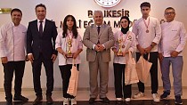 2 KUPALI BAŞARININ MİMARI GENÇ ŞEFLERDEN BALIKESİR İL MİLLİ EĞİTİM MÜDÜRÜ KAL’A ZİYARET