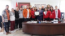 BURHANİYE KADIN BASKETBOL TAKIMI’NDAN BAŞKAN DEVECİLER’E ZİYARET