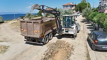AYVALIK ALİ ÇETİNKAYA MAHALLESİ’NDE YOL VE KALDIRIM ÇALIŞMALARI SÜRÜYOR