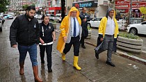 Edremit Belediye Başkanı Mehmet Ertaş, yağmurla mücadelede sahada