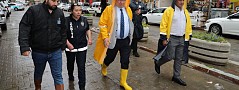 Edremit Belediye Başkanı Mehmet Ertaş, yağmurla mücadelede sahada