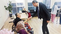 EDREMİT KAYMAKAMI ENGİN, DÜNYA YAŞLILAR GÜNÜ DOLAYISIYLA HANE VE HUZUREVİ ZİYARETLERİ GERÇEKLEŞTİRDİ
