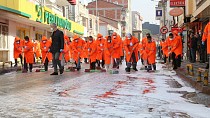 Edremit’te cadde ve sokaklar koronavirüse karşı köpükle yıkandı