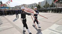Edremit’te Cumhuriyet Bayramı çelenk sunma töreni ile başladı - haberi