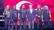 GASTROFEST’İN İLK GECESİNDE BİNLERCE KİŞİ AYNI ŞARKILARDA BULUŞTU