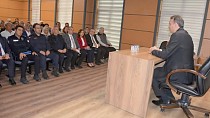 EDREMİT’TE MUHTARLAR TOPLANTISI KAYMAKAM ENGİN’İN KATILIMIYLA GERÇEKLEŞTİRİLDİ