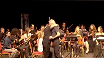 Rengim Gökmen’e Adra’Fest Festival Orkestrası’ndan sahnede doğumgünü sürprizi - haberi