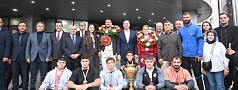 ŞAMPİYONLARA DAVULLU ZURNALI KARŞILAMA