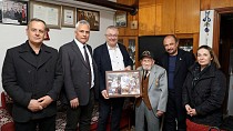 BAŞKAN ERTAŞ’TAN KORE GAZİMİZ AHMET ŞÜKRÜ YORMAZ’A ZİYARET - haberi