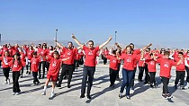 Cumhuriyet için 7’den 70’e zeybek oynadılar - haberi