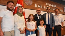 İSTİKLAL MARŞI’MIZI EN GÜZEL OKUYANLAR VE ÇİZENLER ÖDÜLLERİNE KAVUŞTU - haberi