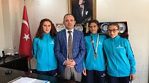 Kaymakam Öner'den şampiyonlara altın  - haberi