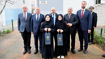 VALİ USTAOĞLU’NDAN GELECEĞİN HAFIZLARINA ANLAMLI ZİYARET